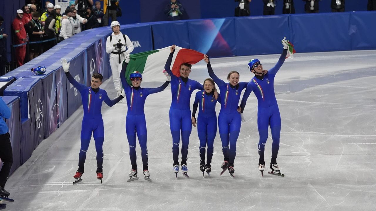Storico oro per gli azzurri della staffetta mista: 10ª medaglia per l’Italia Team a Milano Cortina 